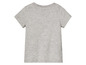 Un t-shirt gris à manches courtes.