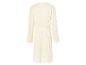 Un cardigan blanc en tricot avec une ceinture.