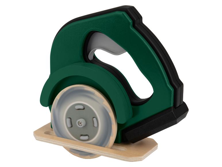 Jouet vert imitant une scie circulaire avec une base en bois.