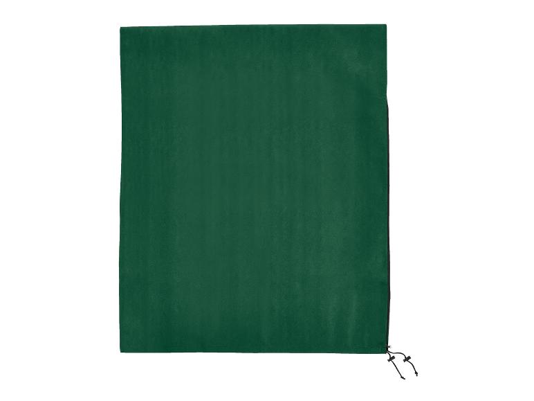 Une bâche rectangulaire vert foncé avec une fermeture éclair et des cordons noirs en bas à droite.