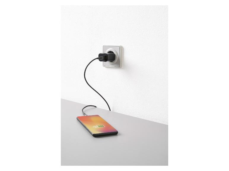 Un smartphone se charge avec un adaptateur secteur.