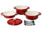 Ensemble de casseroles en fonte rouge de la marque Staub.