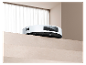 Robot aspirateur blanc sur un mur beige.
