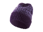 Un bonnet tricoté violet avec un motif violet plus clair.