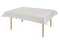 Table avec nappe blanche et pieds en bois.