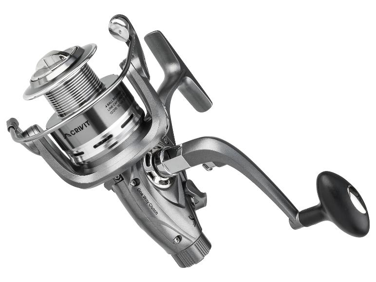 Moulinet de pêche argenté avec l'inscription « One Way Clutch » et les données de capacité de ligne.