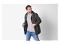 Modèle présentant une parka vert olive.