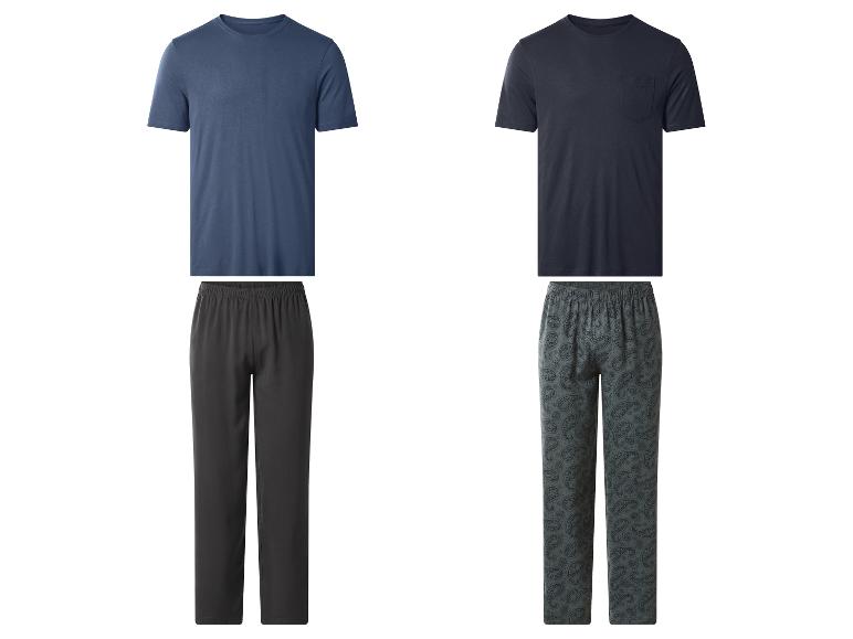 Deux ensembles de pyjamas pour hommes: t-shirt bleu avec pantalon gris foncé et t-shirt bleu foncé avec pantalon à motifs.