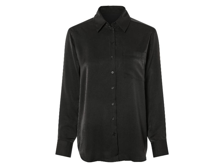 Une chemise noire à manches longues
