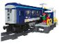 Un train LEGO bleu avec un quai et des figurines.