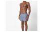 Un homme portant un boxer bleu.