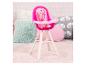 Une chaise haute rose avec un motif licorne, sur un tapis rose.