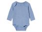 Un body bébé à manches longues bleu clair.