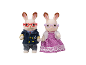 Lapin jouet mâle et femelle avec des lunettes, habillés en marin et en robe à pois.