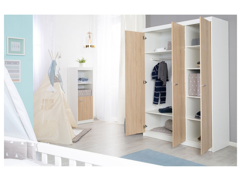 Une armoire blanche avec des portes en bois, ouverte pour montrer l'intérieur avec des étagères et une barre de penderie.