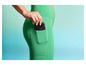 Un smartphone dans une poche de pantalon verte.