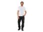 Homme en t-shirt blanc et pantalon de travail noir avec des détails gris.