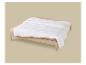 Couette blanche sur un lit en bois avec des draps beiges
