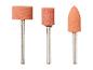 Trois embouts de meulage abrasifs de formes cylindriques et coniques pour outils rotatifs.