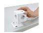 Multiprise blanche TRONIC avec ports USB, tenue par une main sur une table.