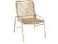 Chaise de jardin beige avec dossier et assise tressés.