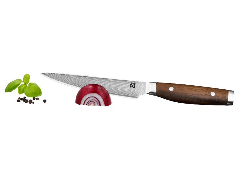 Couteau, oignon rouge, basilic et poivre sur fond blanc.
