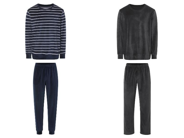 Deux ensembles de pyjamas : un avec un haut rayé et un avec un haut uni.