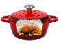 Cocotte en fonte rouge avec poulet rôti et légumes à l'intérieur