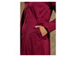 Gros plan sur une veste softshell rouge foncé.