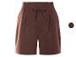 Shorts bruns à taille élastique et cordon de serrage.