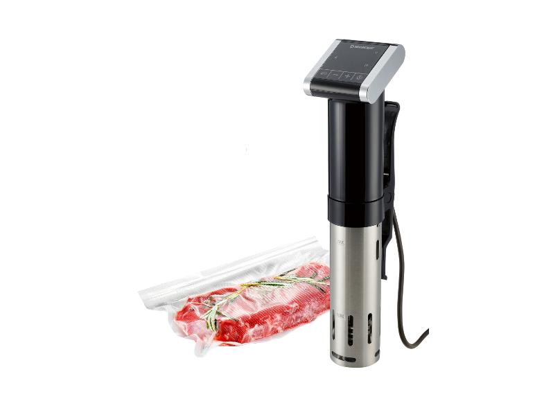 Appareil sous vide avec viande emballée sous vide et romarin