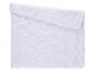 Couette blanche matelassée avec motif losanges, partiellement pliée
