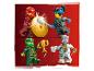 Quatre figurines LEGO Ninjago, deux se battant avec un bouclier et deux tenant un trophée et une tasse.