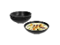 Des bols noirs empilés avec un bol de soupe crémeuse.