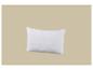 Oreiller blanc avec un motif ondulé sur fond beige.