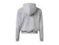 Un sweat-shirt gris à capuche et à manches longues.