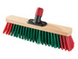 Un balai avec des poils verts et rouges et un manche en bois.