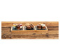 Macarons et petits desserts sur une planche en bois.