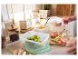 Boîtes alimentaires transparentes avec fruits et fromage, et un pot à épices 'Salt Everyday'.