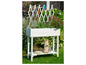 Jardinière en bois blanc avec des plantes et un treillis