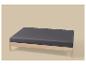 Lit en bois avec matelas gris foncé sur fond beige.