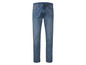 Un jean bleu pour homme.