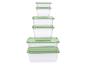 Pile de boîtes de conservation en plastique transparent avec couvercles verts.
