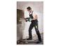 Un homme utilise un perforateur Parkside pour enlever des carreaux.