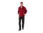 Homme en chemise polaire à carreaux rouge et noir et pantalon de travail noir.