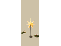 Étoile de Noël lumineuse sur un pied noir, avec des décorations de fête.