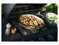 Paella aux moules et chorizo ​​sur un barbecue à gaz.
