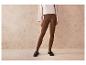 Leggings en tricot marron avec des mocassins noirs.
