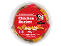Seau de poulet avec morceaux, croustillants et ailes, accompagnés de sauces curry et aigre-douce.