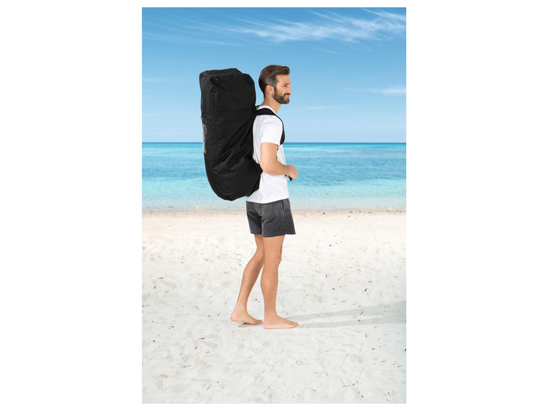 Homme avec un sac à dos sur la plage
